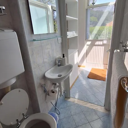 Jungle Oda ve Kahvaltı 3*